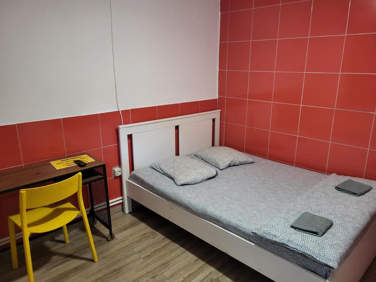 Banat 4 Hostel Bukares Bagian luar foto