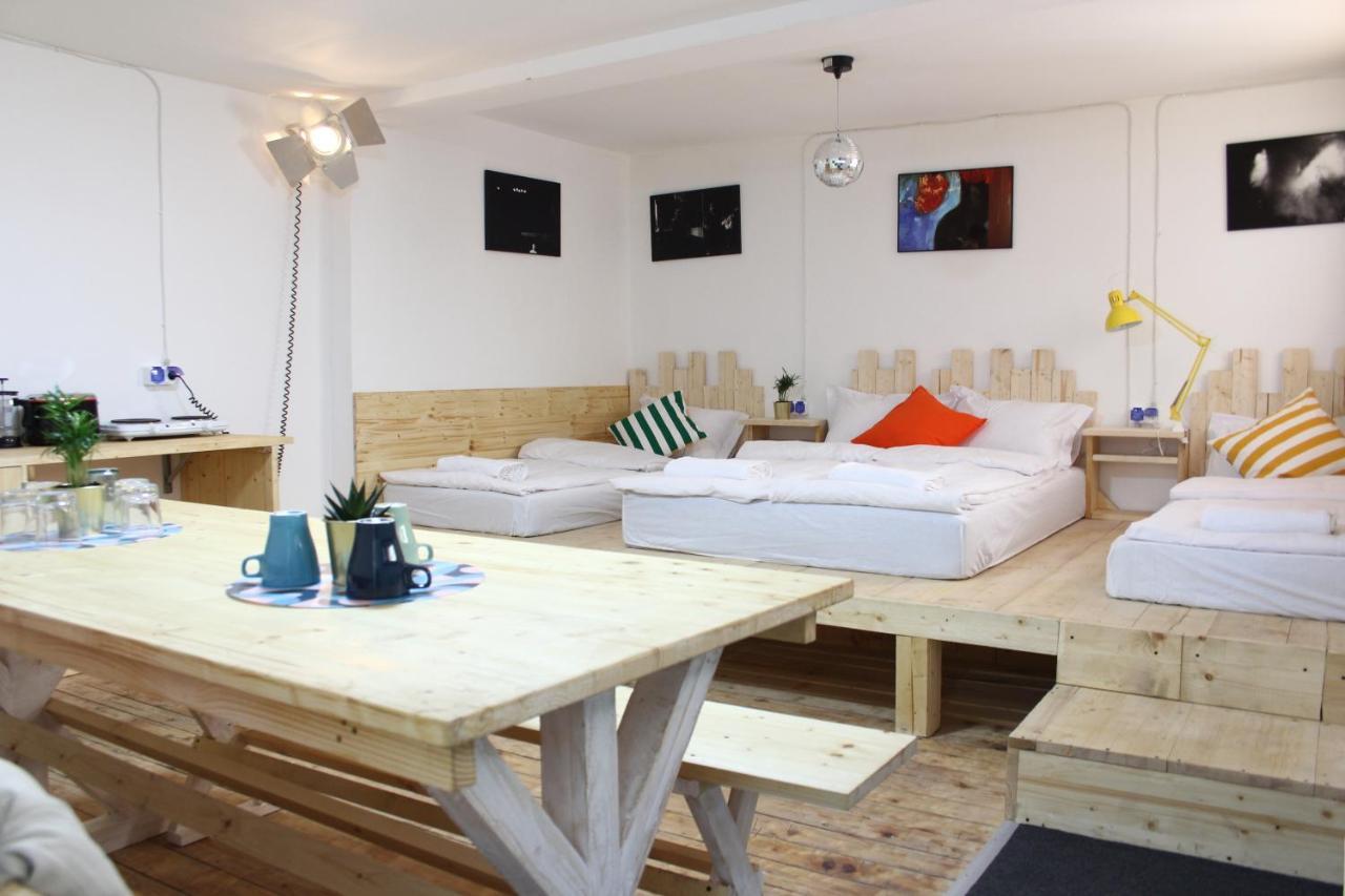 Banat 4 Hostel Bukares Bagian luar foto