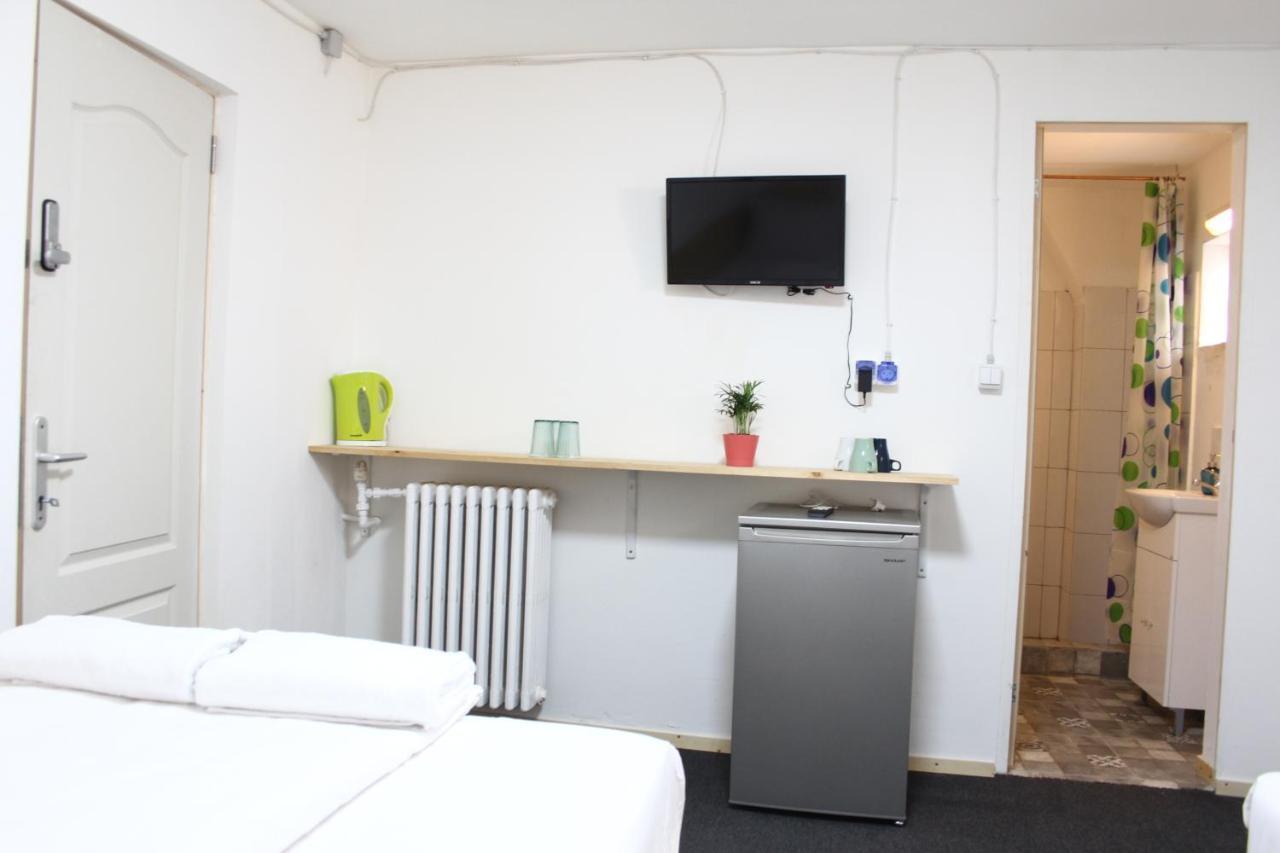 Banat 4 Hostel Bukares Bagian luar foto