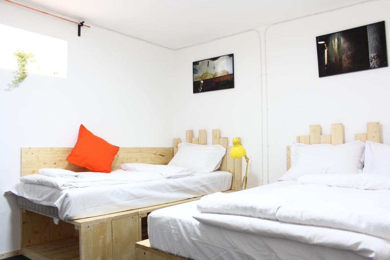 Banat 4 Hostel Bukares Bagian luar foto